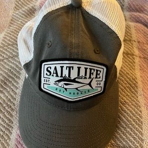 Salt Life hat. Grey colored. Very comfortable and never worn before!